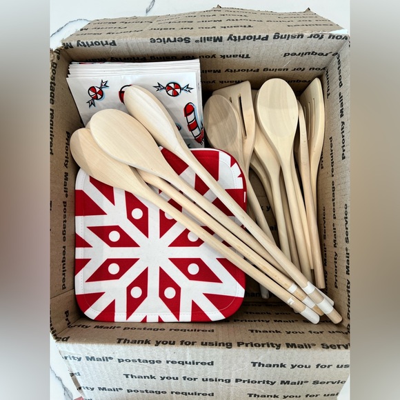 Brand New Christmas Bundle- 19 Brand New Patterned Hot Pads, 14 Wooden Utensils+ - Picture 12 of 12